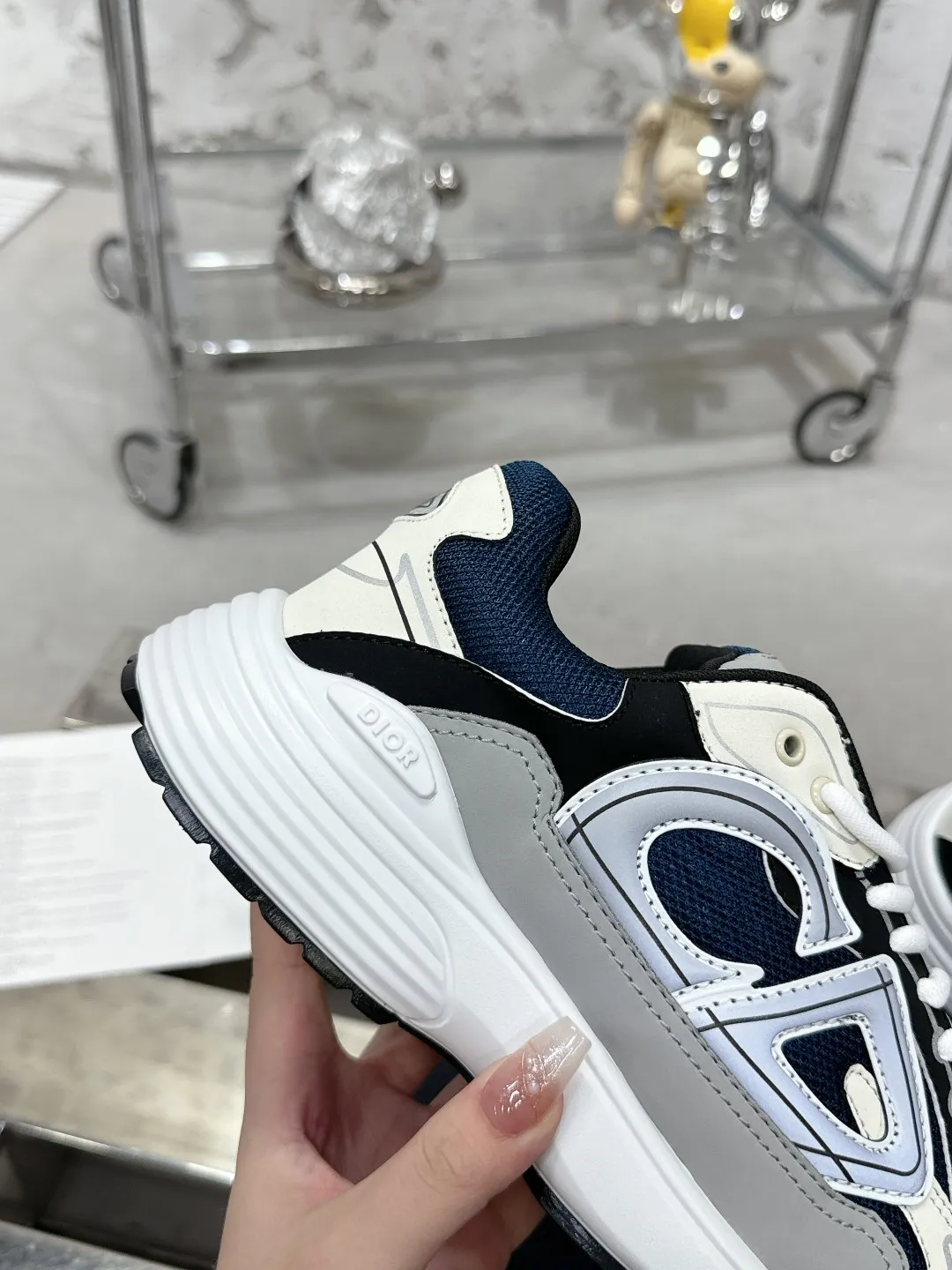 Men's men's shoes 💰600❤️❤️❤️High version Dior Dior's latest color matching B30 series reflective dad sneakers original 17380💰 purchased for development and production Brand new B30 sneakers Dad Shoes style shoes that follow the trend of the retro market The Dior logo on the tongue also indicates that this pair of shoes is the B30 model! B30 uses fine-textured leather and mesh cloth materials to form a shoe body. There are conspicuous letters CD on both sides of the shoe body to indicate identity. Many lines on the shoe body outline details to make the shoes look less monotonous and full of retro flavor. The delivery counter is exquisitely packaged🛍📦 ▪️Fabric: Original customized technical fabric + mesh ▪️Inner lining: Customized breathable lining ▪️Outsole: Original molded IP foam + TPU outsole ▪️Sole thickness: 3.5CM ▪️Size: Women’s size 35-40 / Men’s size 39-46
